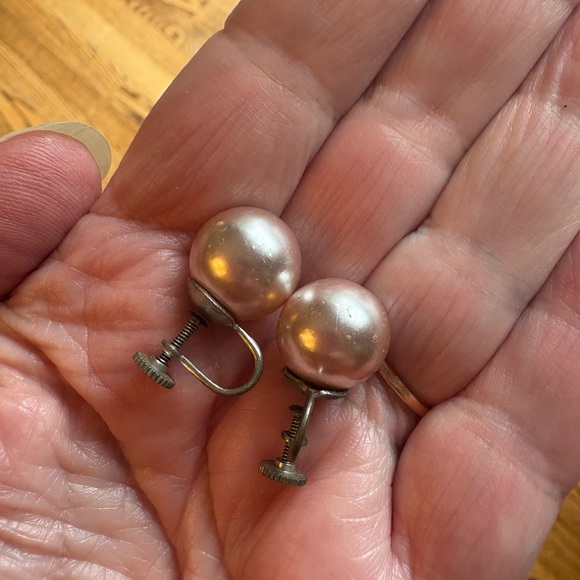 Jewelry - Vintage pearl screw back earrings